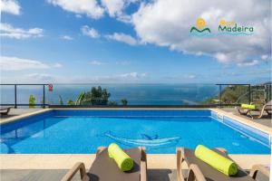 una piscina con vista al mar en OurMadeira - OceanScape, tranquil, en Madalena do Mar