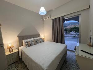 una camera da letto con un letto e una finestra con vista di Nikos Studios a Keríon