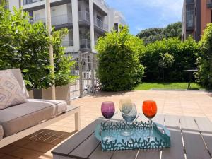 three wine glasses sitting on a coffee table at UNIKO Pineto in Pineto