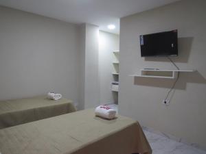 Μια τηλεόραση ή/και κέντρο ψυχαγωγίας στο HABITACIONES y DEPARTAMENTO TERMINAL
