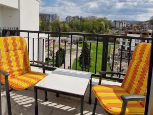 two chairs and a table on a balcony at Gracia apartman in Vrnjci