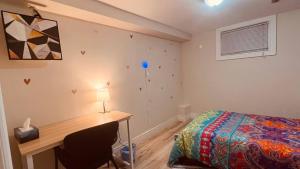 Postel nebo postele na pokoji v ubytování Downtown-Jackson Park private Budget Friendly Room