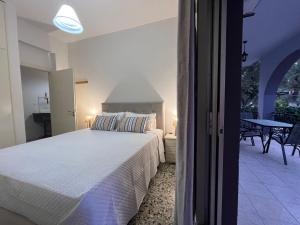 A bed or beds in a room at Nikos Studios