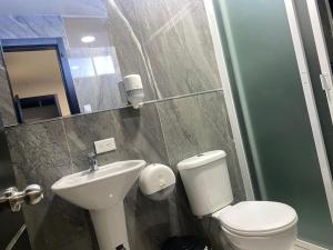 Koupelna v ubytování Hotel Versailles