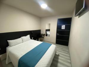 Postel nebo postele na pokoji v ubytování Hotel Versailles