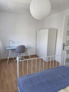 Un pat sau paturi într-o cameră la Apartament Północ