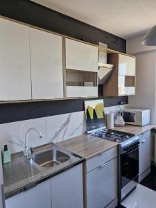 O bucătărie sau chicinetă la Apartament Północ