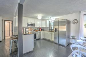 Η κουζίνα ή μικρή κουζίνα στο Modern 4 Bedroom Home with Sauna and Game Room in Gated Lake Community
