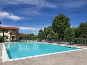 une piscine avec de l'eau bleue dans une cour dans l'établissement I Limoni Bilocale in residence con piscina, à Peschiera del Garda