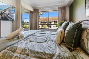 Giường trong phòng chung tại Jungle Retreat Cairns - 9 Pools I Gym I BBQ