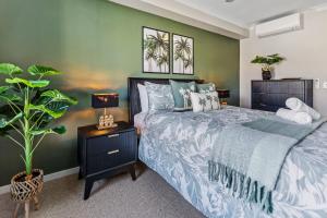 Giường trong phòng chung tại Jungle Retreat Cairns - 9 Pools I Gym I BBQ +50 ảnh