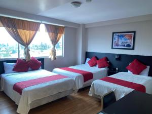 Postel nebo postele na pokoji v ubytování Hotel Versailles