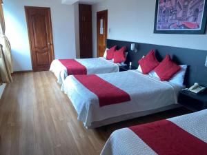 Postel nebo postele na pokoji v ubytování Hotel Versailles