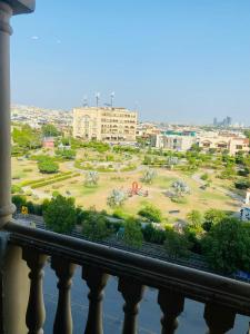 ラーワルピンディーにあるThe Grandeのバルコニーから公園の景色を望めます。