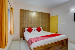 Postel nebo postele na pokoji v ubytování Hotel O VBH Inn