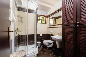 a bathroom with a shower toilet and a sink at Casa del Sol in Strp