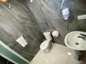 Koupelna v ubytování Hotel Versailles