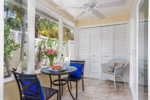 Bilde i galleriet til Lulu's Crescent Cottages - Entire two unit complex i Sarasota
