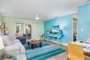 En TV eller et underholdningssystem på Lulu's Crescent Cottages - Entire two unit complex