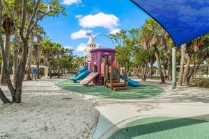 un parco giochi con scivolo di Lulu's Crescent Cottages - Entire two unit complex a Sarasota