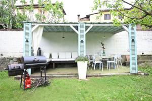 奥瓦达Il Giardino di Claudia Cardamomo的带长凳、桌子和椅子的凉亭 更多11张照片