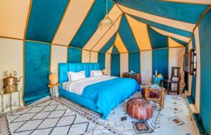 Postel nebo postele na pokoji v ubytování Merzouga Wildlife Desert Camp