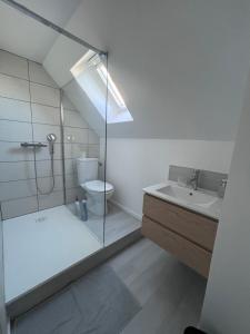 Ένα μπάνιο στο Charmant duplex rénové à proximité de Troyes