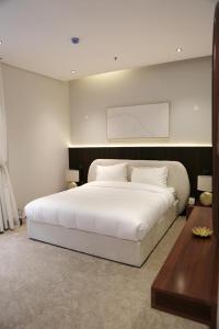 Postel nebo postele na pokoji v ubytování luxury apartment AL Majdiah Residence M,Hittin,Boulevard, البوليفارد