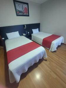 Postel nebo postele na pokoji v ubytování Hotel Versailles