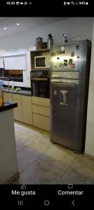 ArgentinaにあるDescansa AQUÍのキッチン(ステンレス製の冷蔵庫付)