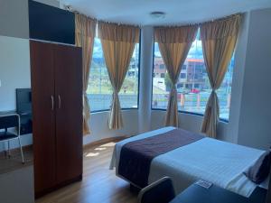 Postel nebo postele na pokoji v ubytování Hotel Versailles
