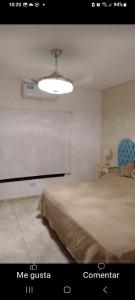 ArgentinaにあるDescansa AQUÍの黒板とベッドとプロジェクターのある部屋 +14枚の写真