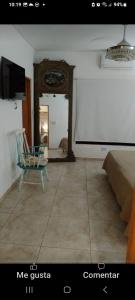 ArgentinaにあるDescansa AQUÍの椅子と大きな鏡付きの部屋