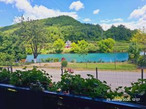 Blick auf einen See mit einem Berg im Hintergrund in der Unterkunft Uma in Bihać