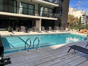 una piscina frente a un edificio en Excelente Apartamento en calle Moldes, en Buenos Aires
