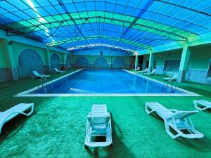 Hồ bơi trong/gần Amazon Hotel - Free Massage