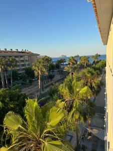 uitzicht vanaf het balkon van een hotel met palmbomen bij Albir Adventino LOVE in Albir