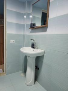 ein Badezimmer mit einem weißen Waschbecken und einem Spiegel in der Unterkunft Odan Apart in Beirut
