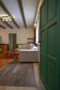 una puerta abierta a una sala de estar con sofá en Quiet City Apartments, en Žabljak