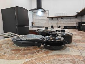 Η κουζίνα ή μικρή κουζίνα στο AJ Suites - Modern Beach Apartments with Pool and Full Kitchen +27 φωτογραφίες