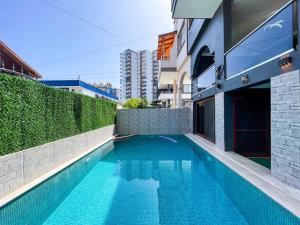 a swimming pool in the middle of a building at Tripleks Özel Havuzlu Lüks Villa in Mersin