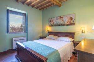 Un dormitorio con una cama grande y una ventana en Windrose La Casa degli Angeli, en Montaperti