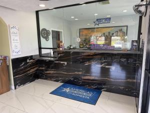 un restaurante con un mostrador con un cartel en el suelo en Americas Best Value Inn La Porte, en La Porte