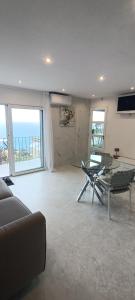 Khu vực ghế ngồi tại Maison vue mer a 5 min de MONACO