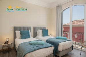 Ένα ή περισσότερα κρεβάτια σε δωμάτιο στο OurMadeira - Palheiro Eagle +27 φωτογραφίες
