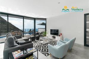 Televisyen dan/atau pusat hiburan di OurMadeira - Calheta Charm, modern