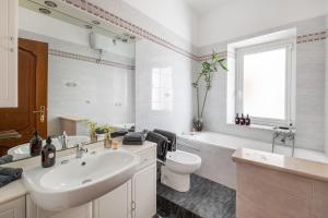 een witte badkamer met een wastafel en een toilet bij Anna luxury apartment Salario Parioli Rome in Rome +13 foto's