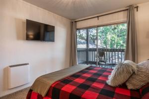 Un dormitorio con una cama y una ventana grande. en Sierra Park Villas #04, en Mammoth Lakes 16 fotos más