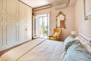 een slaapkamer met een groot wit bed en een stoel bij Anna luxury apartment Salario Parioli Rome in Rome