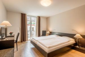 Postel nebo postele na pokoji v ubytování Hotel Alpina Luzern + 37 fotografií